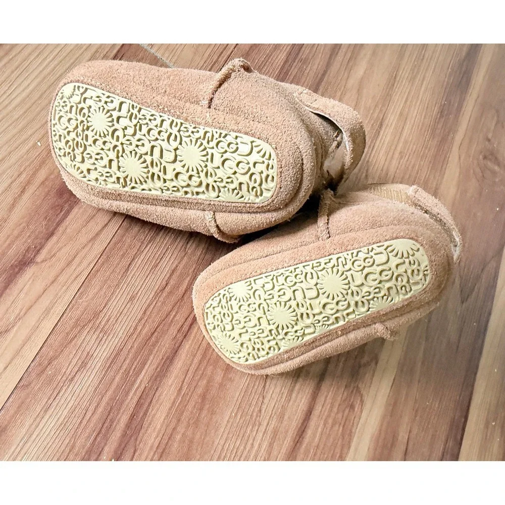 UGG Australia Baby Boots Tan‎ Suede Sheepskin Lined Infant Crib Shoes